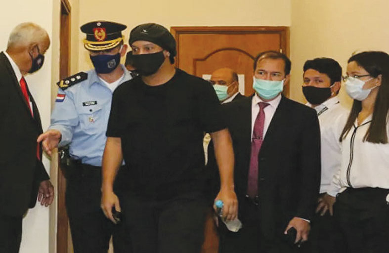 إطلاق سراح رونالدينيو بعد 5 أشهر 