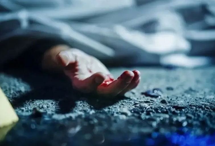 يعذب زوجته أمام طفلهما حتى الموت