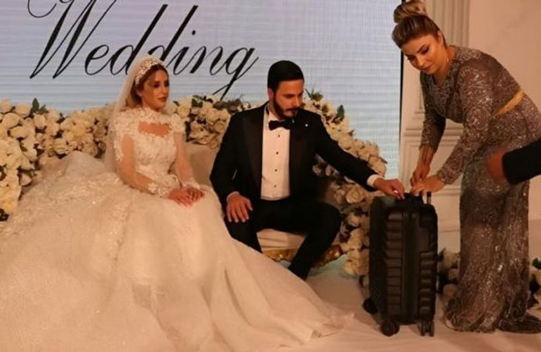 «حقيبة ذهب» هدية للعروس