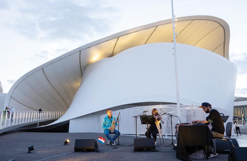 جناح لوكسمبورغ ينظم أداء صوتيا يوحي بأجواء الخوف 