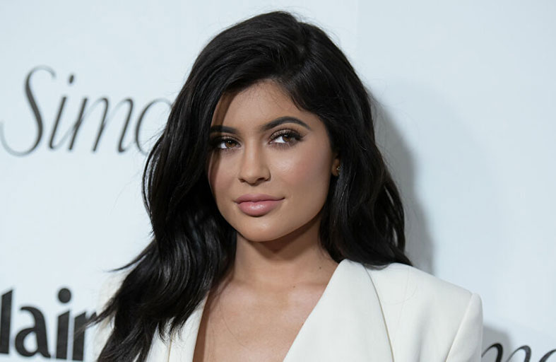 مصمم أزياء إيطالي يهاجم كايلي جينر 