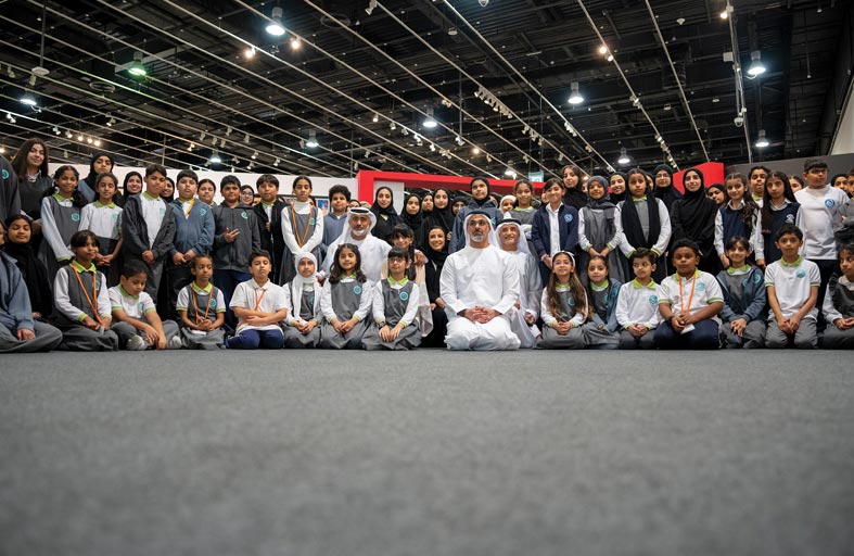 خالد بن محمد بن زايد يزور معرض الفنون المرئية للهوية الوطنية  