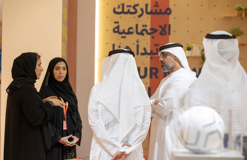 خالد بن محمد بن زايد يزور منصة  (أخذ و عطاء) في ياس مول و تفقد أقسامها و استمع إلى شرح مفصل حول أهدافها