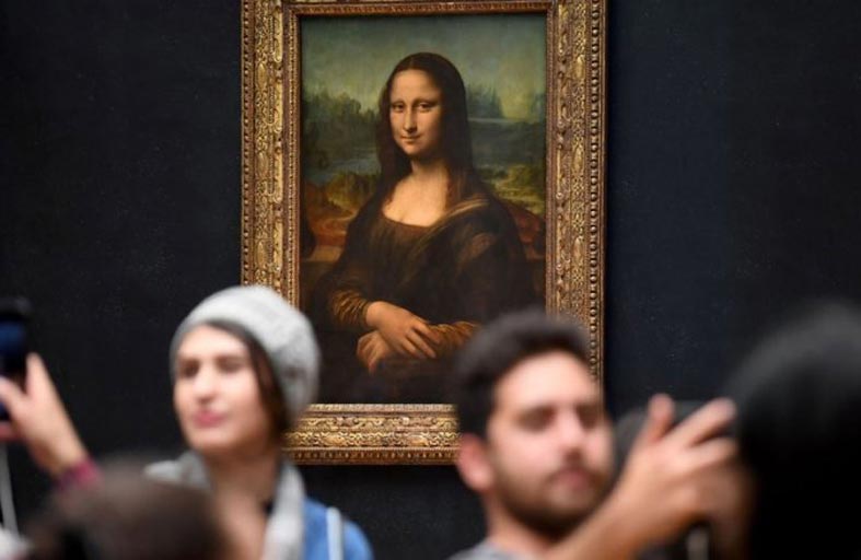 يهاجم لوحة الموناليزا بالقشدة