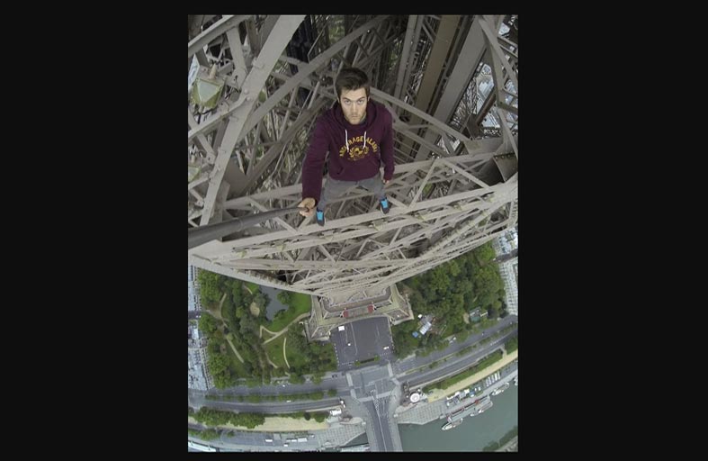 مغامر يستعرض من برج إيفل