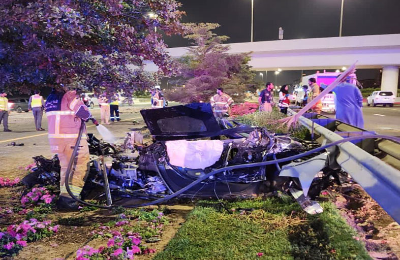 وفاة رجل وامرأة في حادث سقوط سيارة رياضية من أعلى جسر بسبب السرعة الزائدة