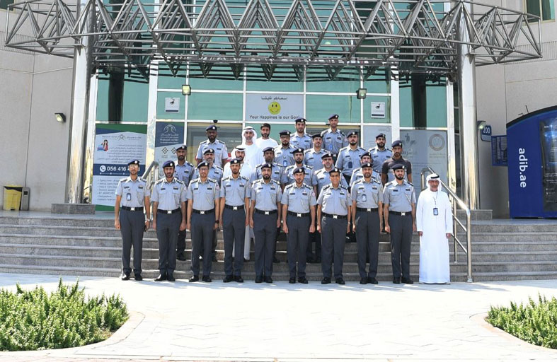 قائد عام شرطة أبوظبي يتفقد مركز شرطة مدينة خليفة في أبوظبي
