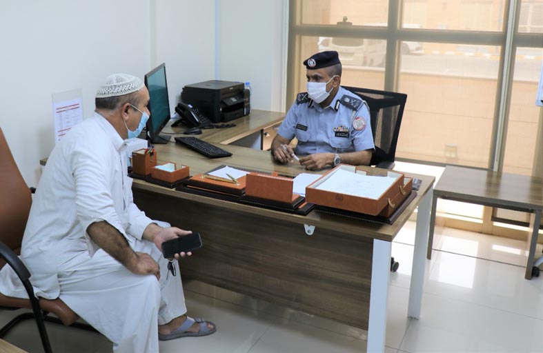 مدير قطاع الأمن الجنائي يستقبل المتعاملين في مركز شرطة فلج هزاع بالعين