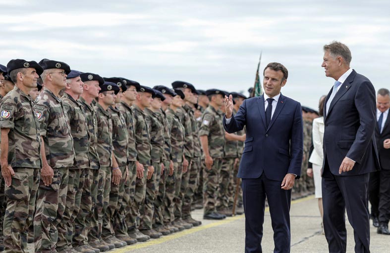 ماكرون يتفقد في رومانيا القوات الفرنسية المنتشرة 