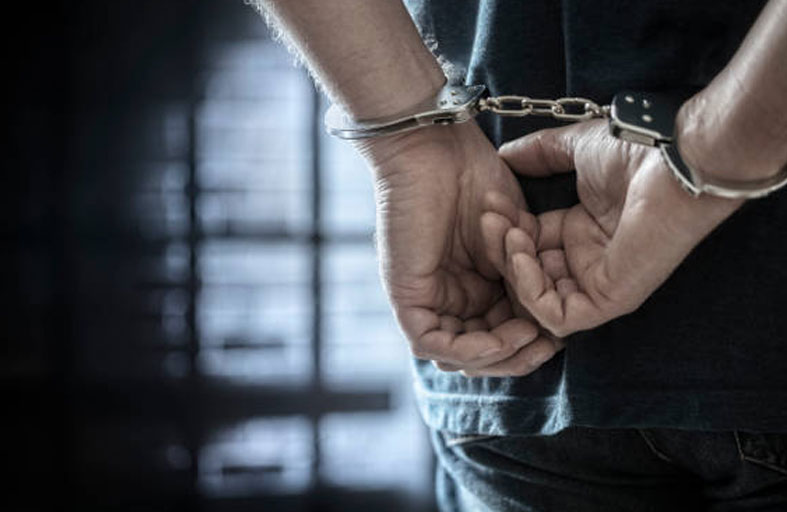 يحاول قتل زوجته بمادة حارقة أمام المارة