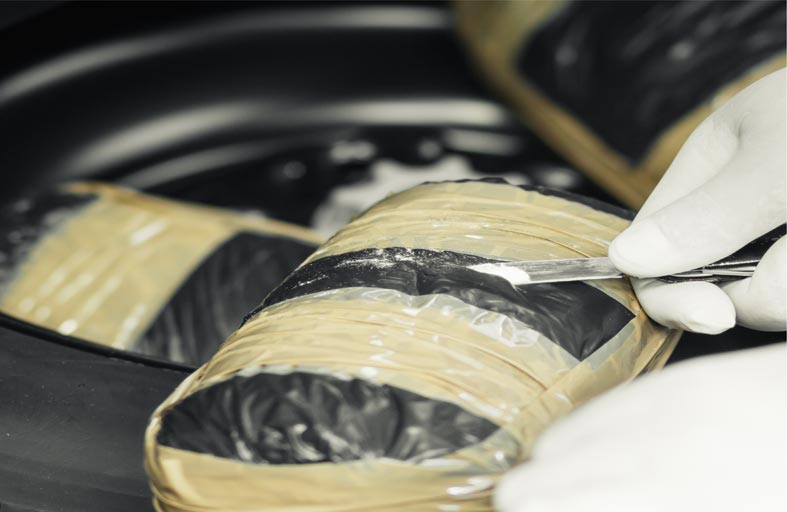 جمارك أبوظبي تضبط 2051 غرام كوكايين مخبأة  في حقيبة مسافرة