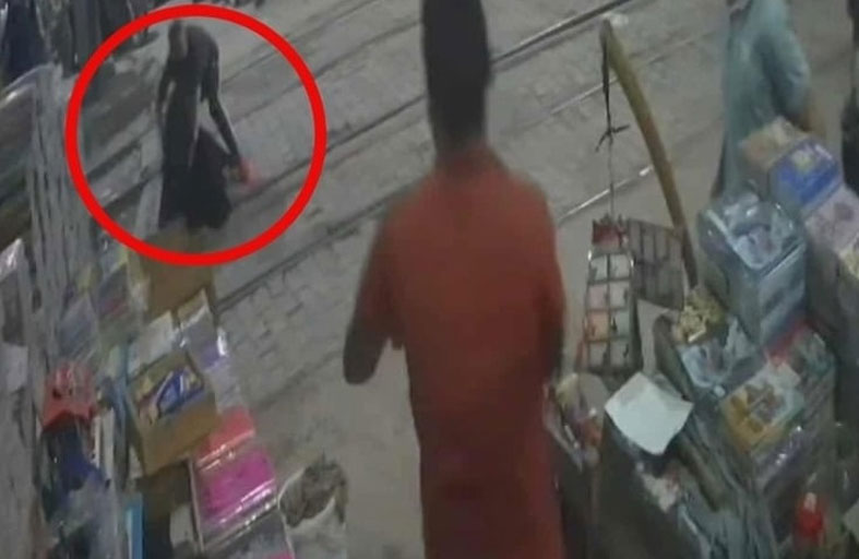 موظف ينقذ سيدة من عجلات قطار