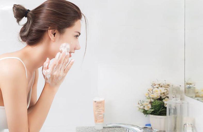 كم مرة يجب أن تغسل وجهك؟