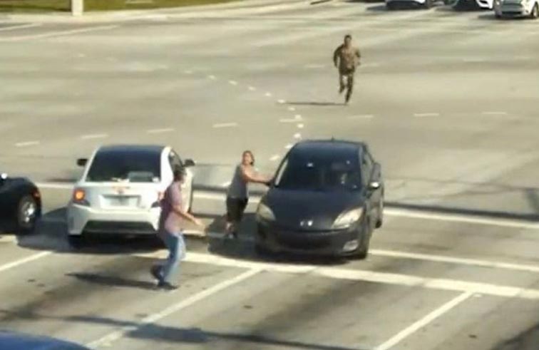 أنقذوا امرأة فقدت الوعي وسيارتها تتحرك 