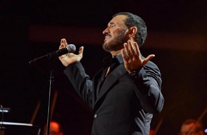 كاظم الساهر يستاء من معجبة اقتحمت المسرح