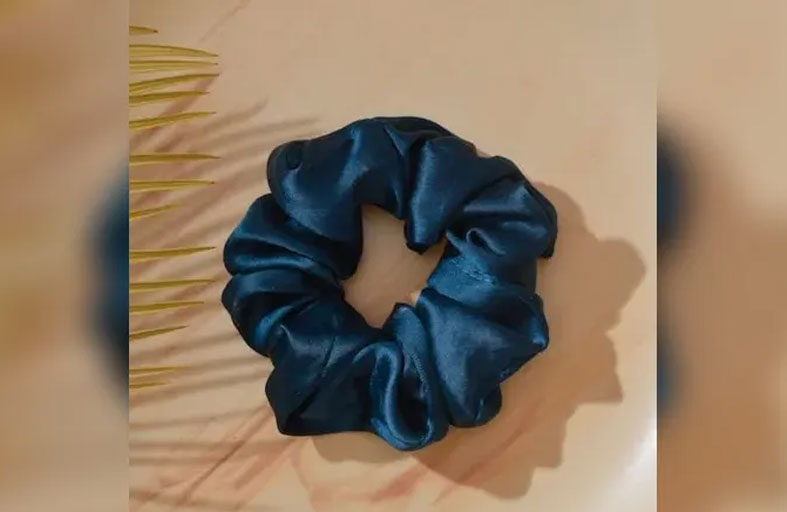 معلمة أخفت مخدرات في ربطة شعرها