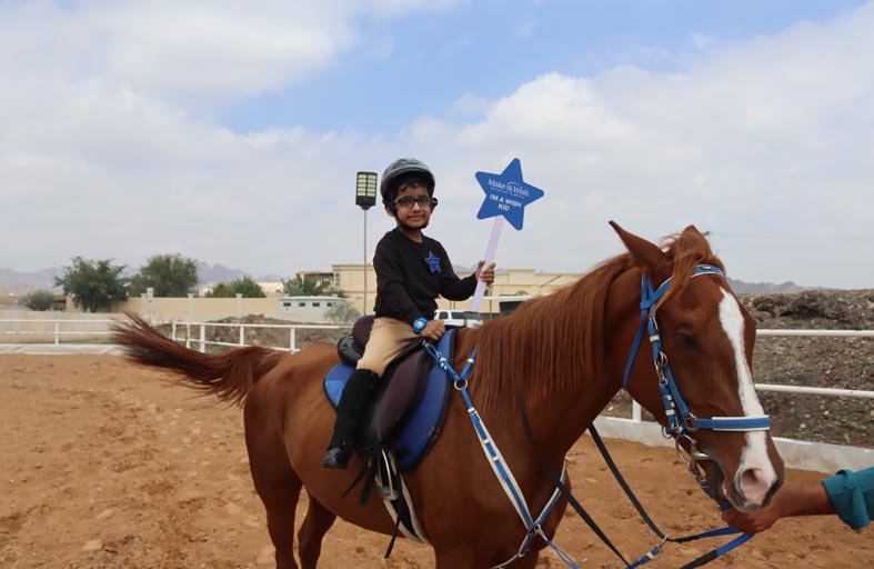 «أمنية» تُحقّق أمنية «علي» بأن يكون فارساً