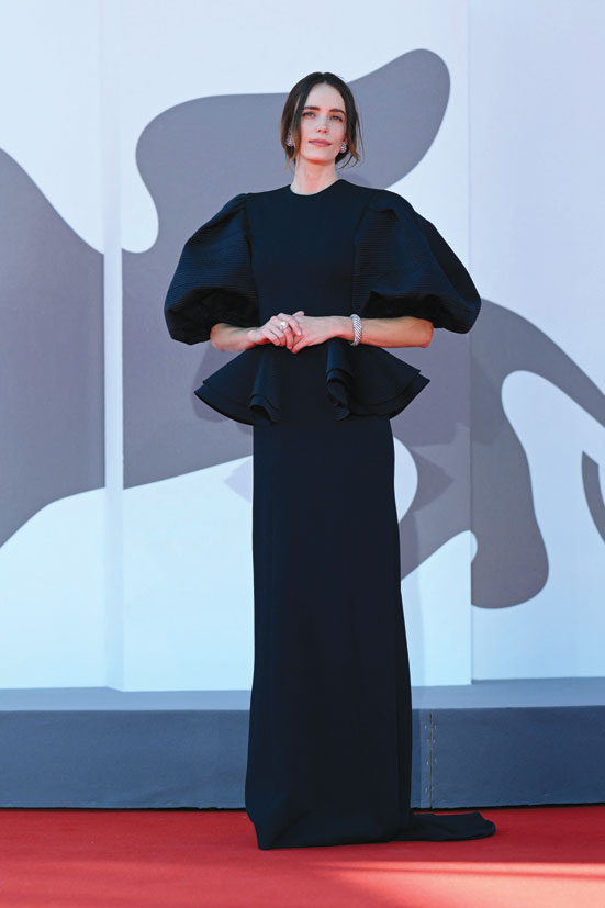 الممثلة ستايسي مارتن على السجادة الحمراء لفيلم «وصية آن لي» في مهرجان البندقية السينمائي الدولي. ا ف ب