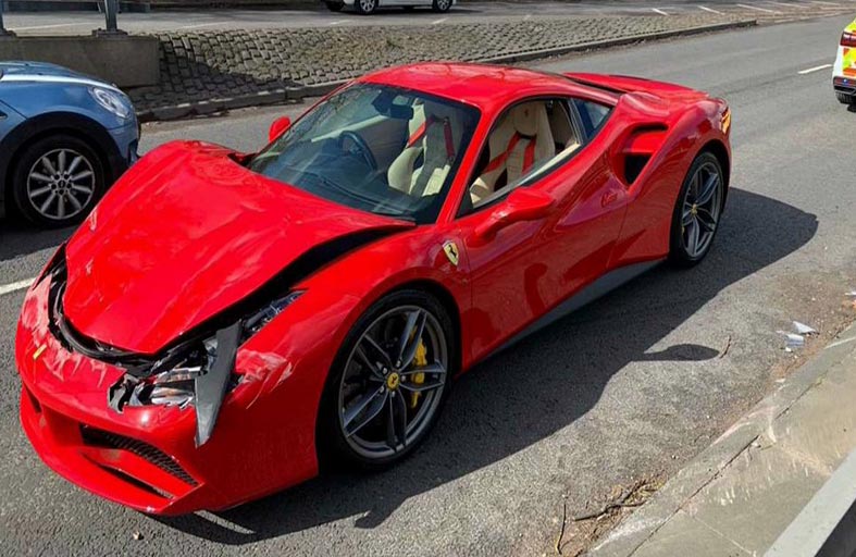 يحطم فيراري فاخرة.. لم يقدها سوى 3 كيلومترات