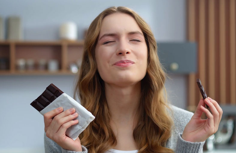 الشوكولاتة الداكنة تحسّن الإدراك البصري وتحميه من التلف