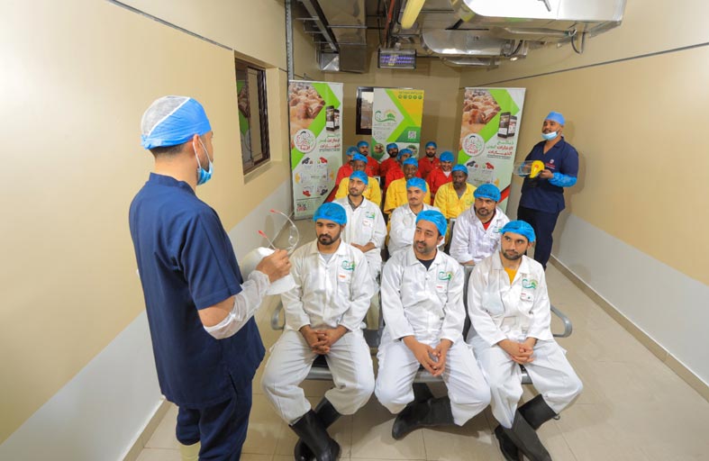 بلدية مدينة أبوظبي تنظم ورشة توعوية للقصابين تعزيزاً لسبل السلامة في المسالخ