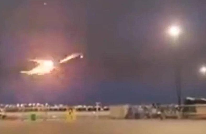 النيران تشتعل في محرك طائرة أثناء إقلاعها