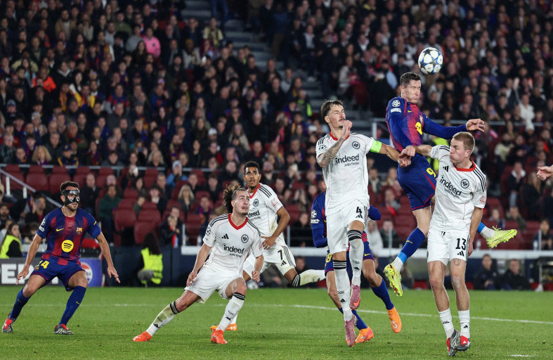 برشلونة يقلب الطاولة على فرانكفورت بهدفي كونديه 