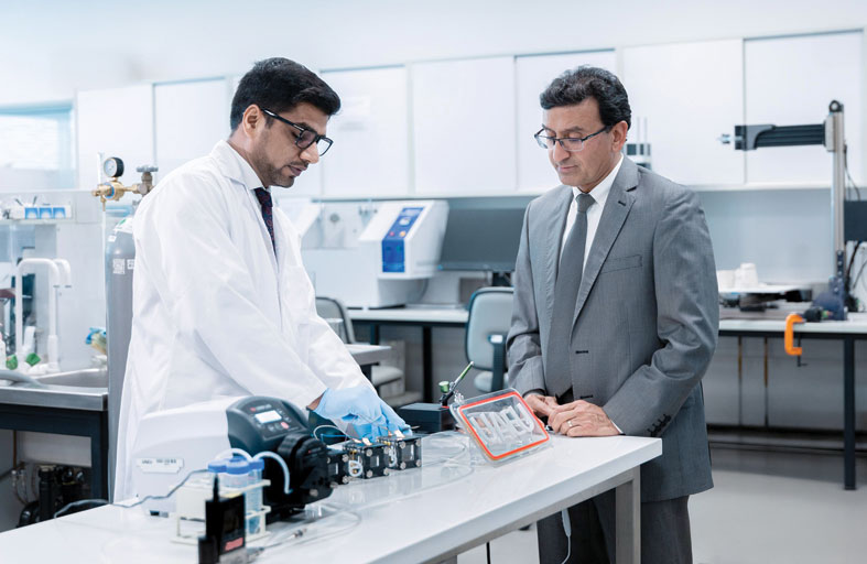 جامعة الإمارات تحصل على براءة اختراع أمريكية في تطوير بطارية مبتكرة لتحويل ثاني أكسيد الكربون إلى طاقة نظيفة