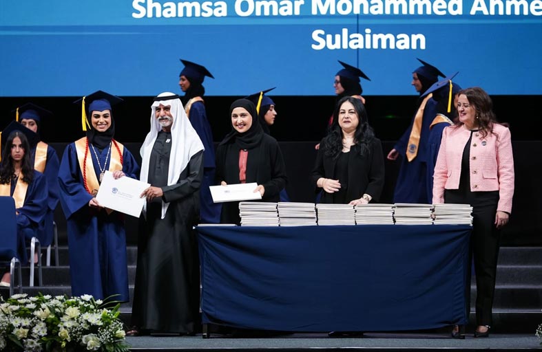 نهيان مبارك یشهد حفل تخریج طالبات مدرسة الاتحاد الخاصة- جمیرا بدبي