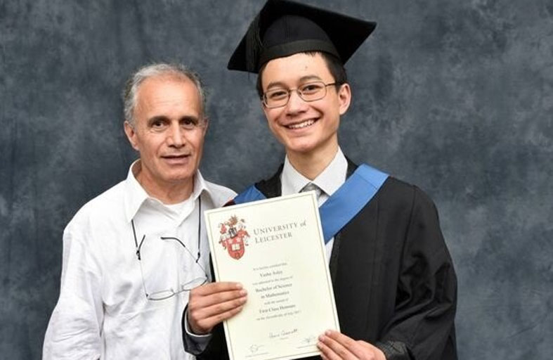 أصغر بريطاني يحصل على الدكتوراه