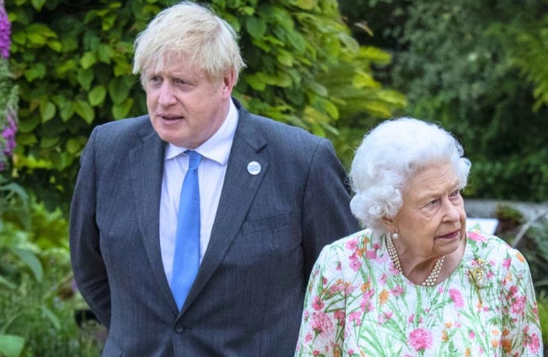 جونسون: الملكة إليزابيث عانت من سرطان العظام