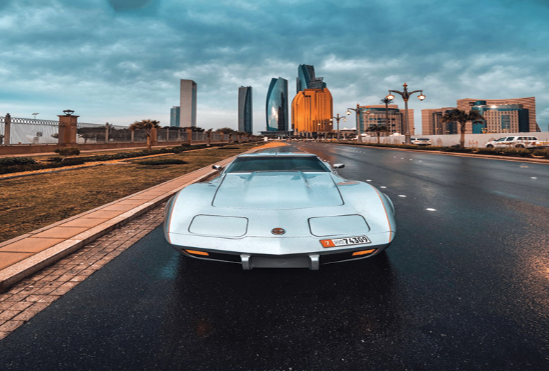 بدر محمد الحارثي... إماراتي يمتلك شغف اقتناء السيارات الرياضية والكلاسيكية النادرة