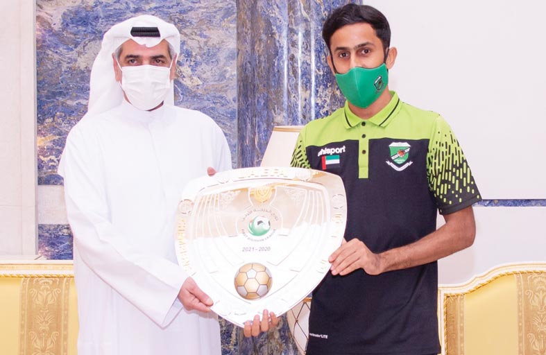 حاكم الفجيرة يلتقي لاعبي نادي العروبة ويوجه بمنحهم مليوني درهم لتأهلهم لـ «دوري الخليج للمحترفين»