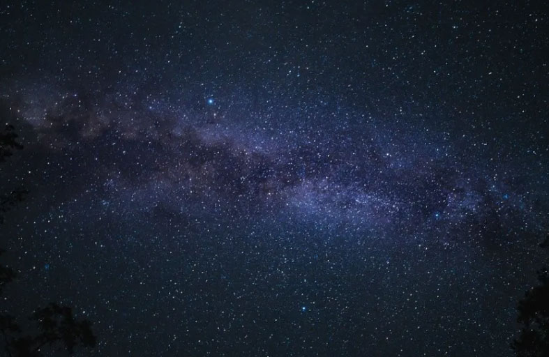 لماذا تبدو السماء مظلمة ليلا رغم عدد النجوم الهائل؟ 