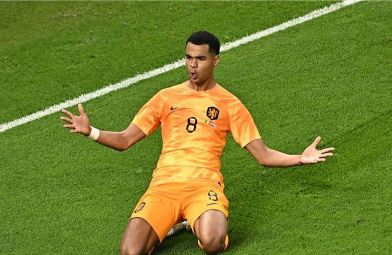 خاكبو يتألق مع هولندا وسط تربص الأندية 