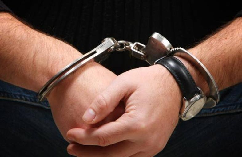 قتل والدته وشقيقته وحاول الفرار