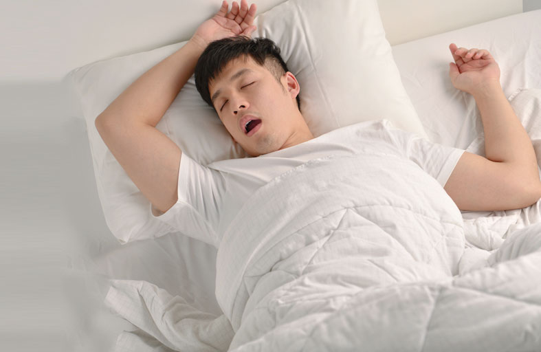 طبيب يحذر من تأثير الشخير وانقطاع التنفس أثناء النوم على الصحة