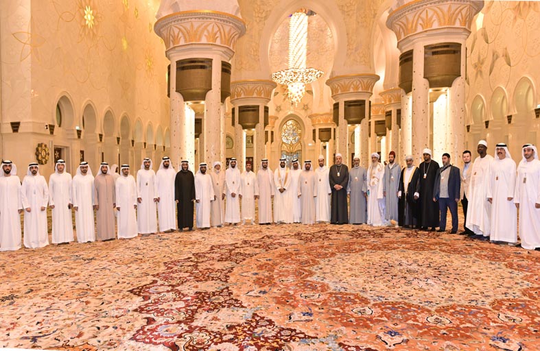 العلماء الضيوف يزورون جامع الشيخ زايد الكبير ويشيدون بمآثره الخالدة