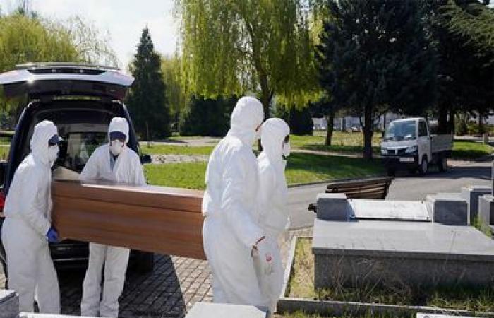 تنفيذاً لوصيته.. دفن داخل معشوقته!