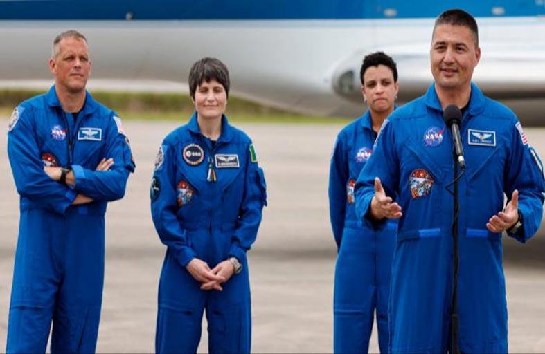 أحدث طاقم يصل محطة الفضاء الدولية 