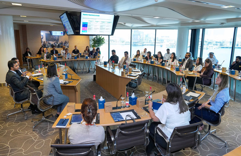 غرف دبي توعي مجتمع الأعمال  بقوانين النقل البحري والحوكمة والضرائب