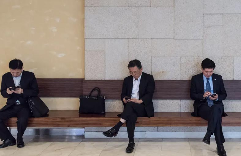 تقرير أميركي: هكذا «تسرقنا» منصات التواصل الاجتماعي