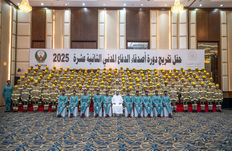 محمد الشرقي يشهد ختام دورة أصدقاء الدفاع المدني بالفجيرة ويكرّم المشاركين