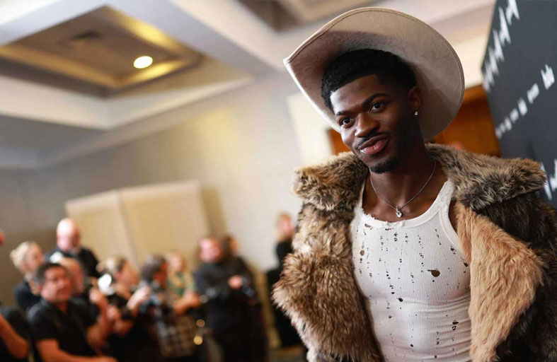 توقيف المغني ليل ناس لتجوله شبه عار في لوس أنجليس 