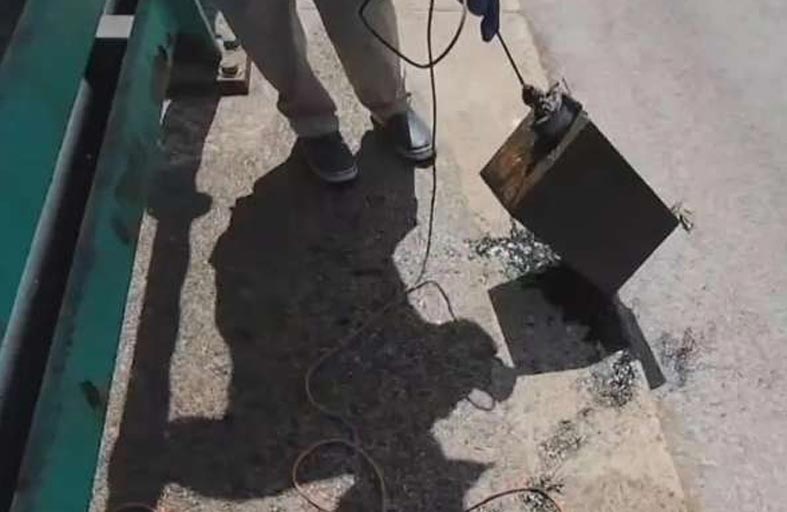 الصيد بالمغناطيس.. زوجان يعثران على كنز