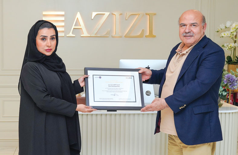 حمدان بن محمد يكرّم مرويس عزيزي  لمساهماته وعطاءاته في المبادرات الحكومية