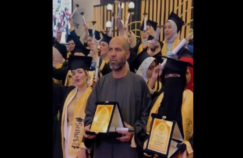 لحظات مؤثرة.. يتسلم تكريم ابنته المتوفاة