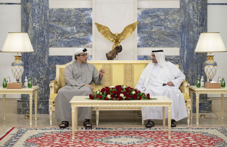 حـاكم الفجيــرة يســتقبل منصــور بـــن زايـــــد