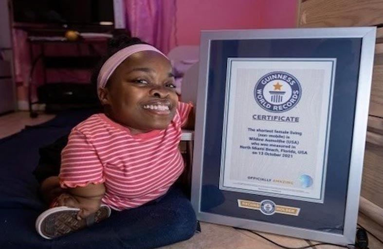 تحصل على لقب أقصر امرأة في العالم