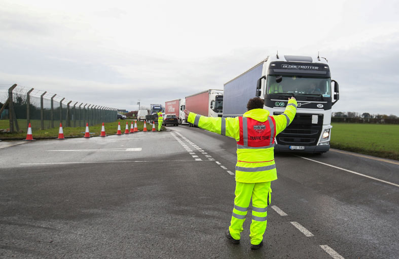 تيليغراف : بريطانيا تواجه سلالة كورونا الجديدة لكسر عزلتها الدولية